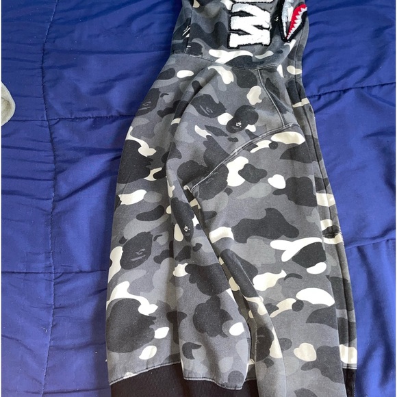 BAPE City Camo Shark WGM Full-Zip Hoodie (FW18) GLOW IN THE DARK - Picture 2 of 6